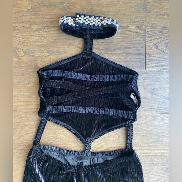 Halloween/Dance costume. Velvet two piece with crystal neckband. - Picture 4 of 6